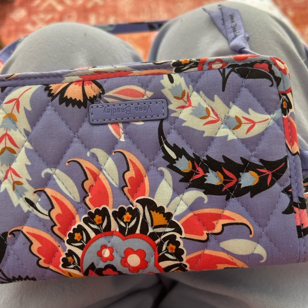 NWT Vera Bradley Quilted Floral Crossbody Hipster Wallet RFID w/Mural Print - Picture 4 of 15